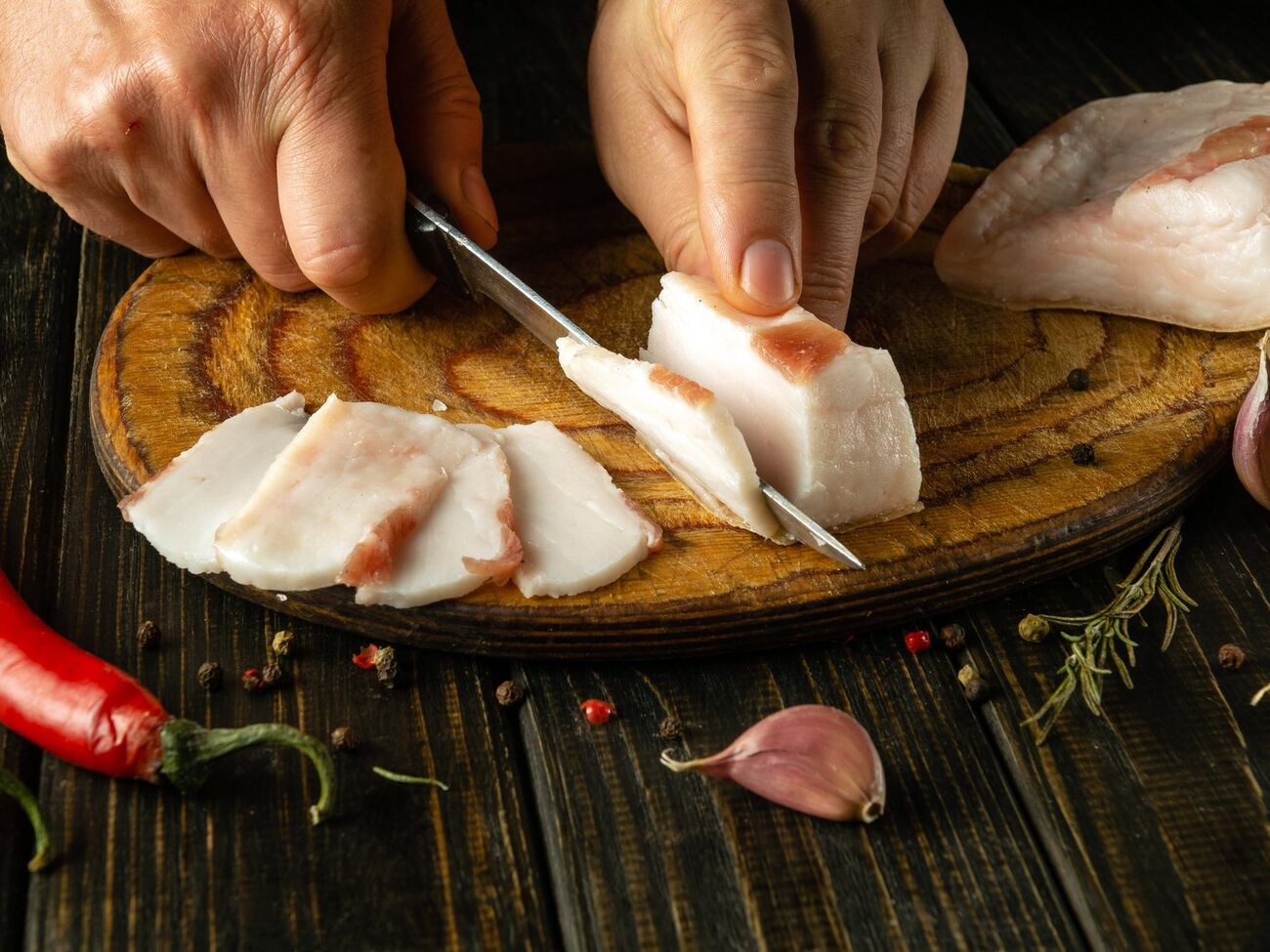 Специи способны улучшить вкус сала