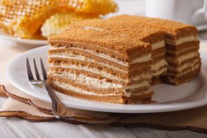 Торт смазывается сметанным кремом