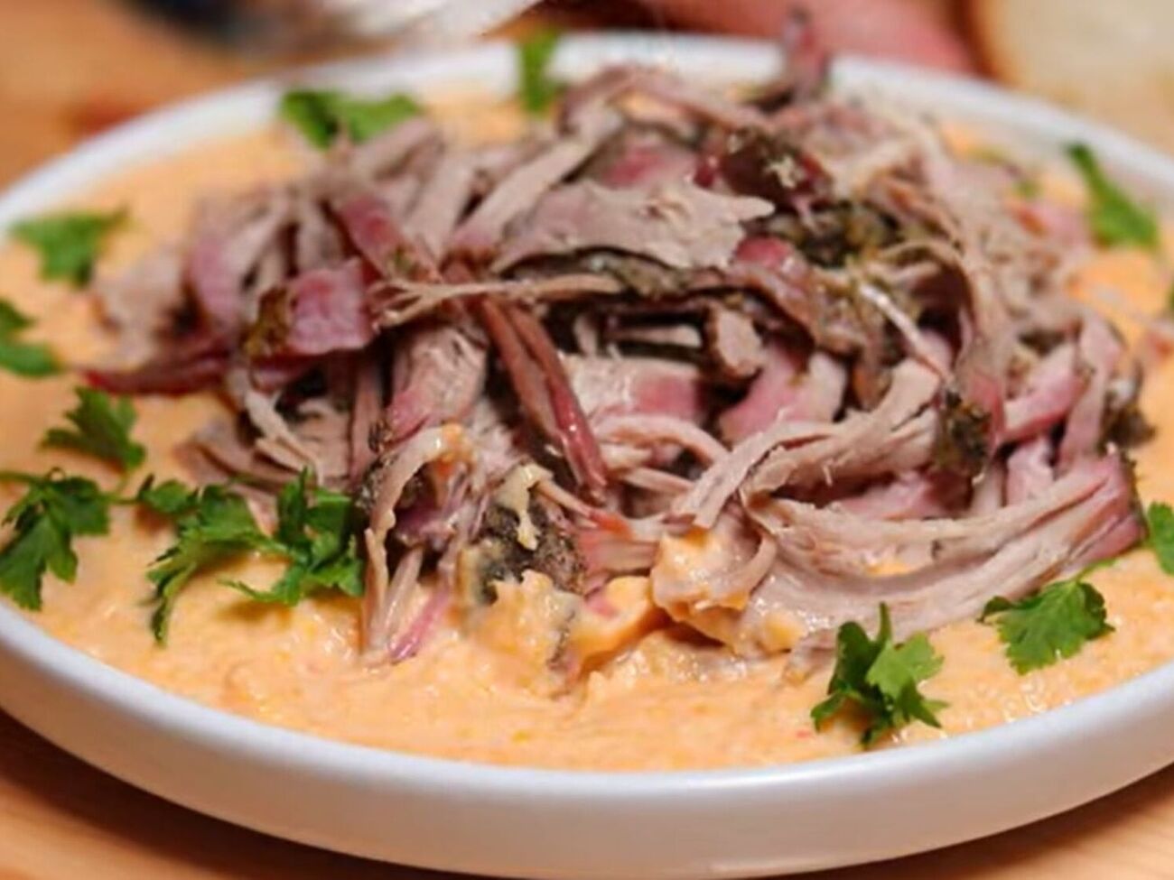 Мясо подавайте на стол, выложив на овощное пюре