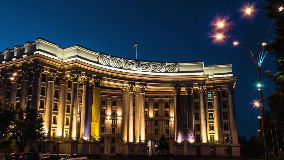 Усім українським послам доручено захищати гідність України, зазначили в МЗС України