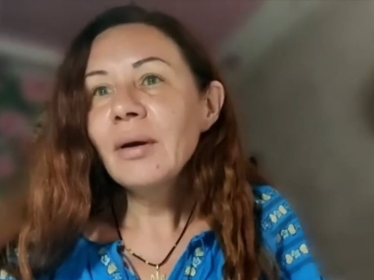 Біля купи бетонних плит стоїть Тимофій. У будинку залишилася наречена із трирічною донькою
