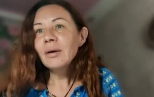 Біля купи бетонних плит стоїть Тимофій. У будинку залишилася наречена із трирічною донькою