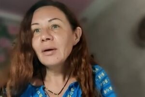 Біля купи бетонних плит стоїть Тимофій. У будинку залишилася наречена із трирічною донькою