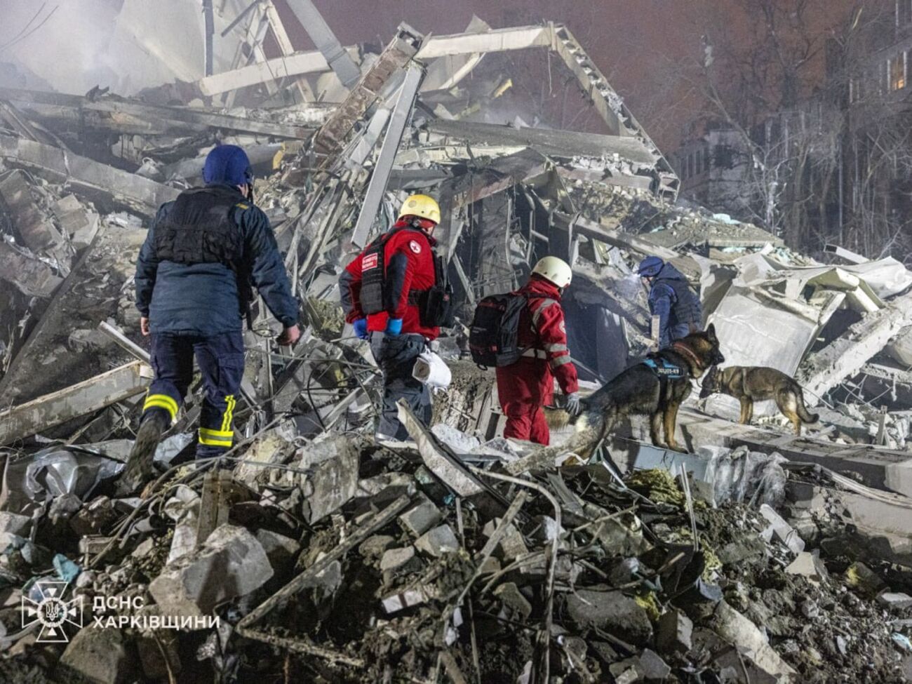 За попередніми даними, під завалами будинку в Харкові ще є люди
