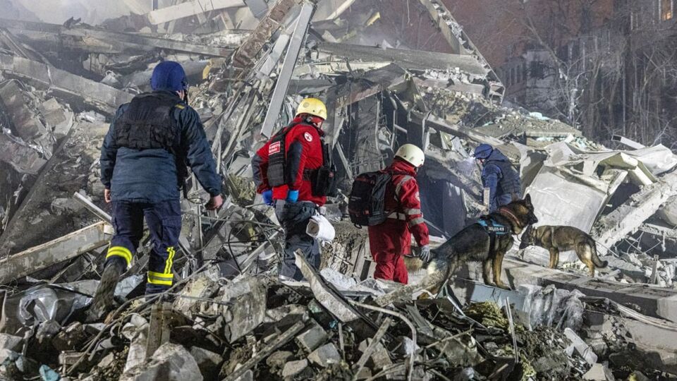 За попередніми даними, під завалами будинку в Харкові ще є люди