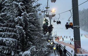 Отдыхающие жалуются, что сейчас в Буковеле огромные очереди на подъемники