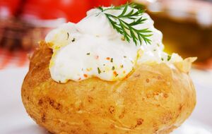 Соус надає картоплі нового смаку