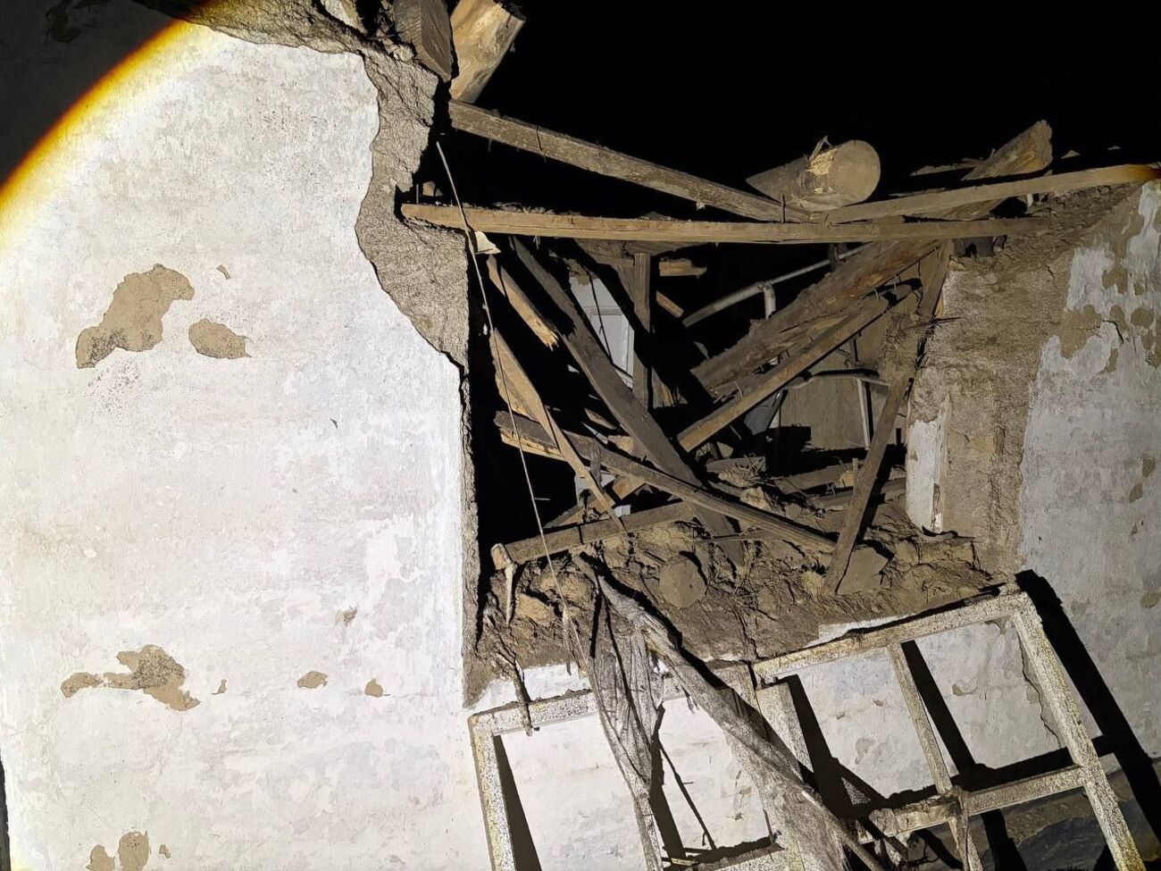 В Днепре из-за атаки РФ повреждены дома и предприятие