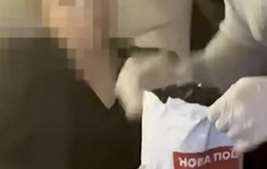 Слідчі НАБУ вилучили під час обшуків в офісі "Батьківщини" $40 тис., які були сховані в пакеті від "Нової пошти"