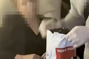 Следователи НАБУ изъяли во время обысков в офисе "Батьківщини" $40 тыс., спрятанные в пакете от "Новой почты"