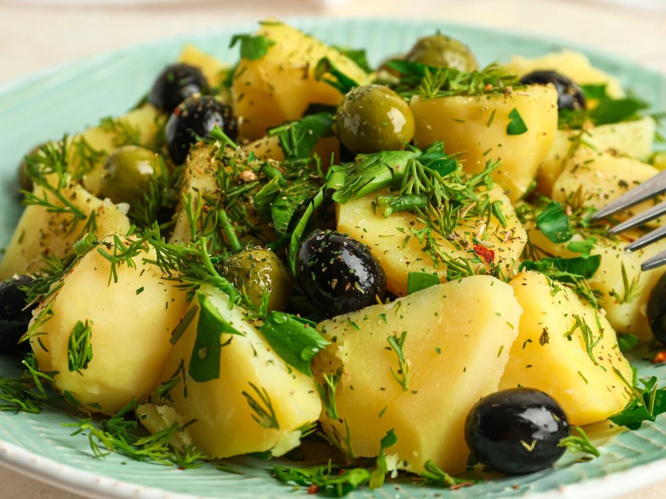Кроме картофеля, для салата понадобится 100 г черных оливок без косточки