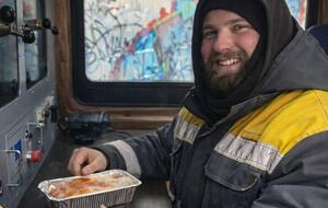 Фахівці ДТЕК обігріваються в автівках біля місць ремонтних робіт