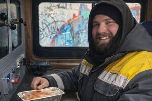 Специалисты ДТЭК обогреваются в автомобилях возле мест ремонтных работ