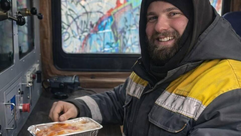 Фахівці ДТЕК обігріваються в автівках біля місць ремонтних робіт