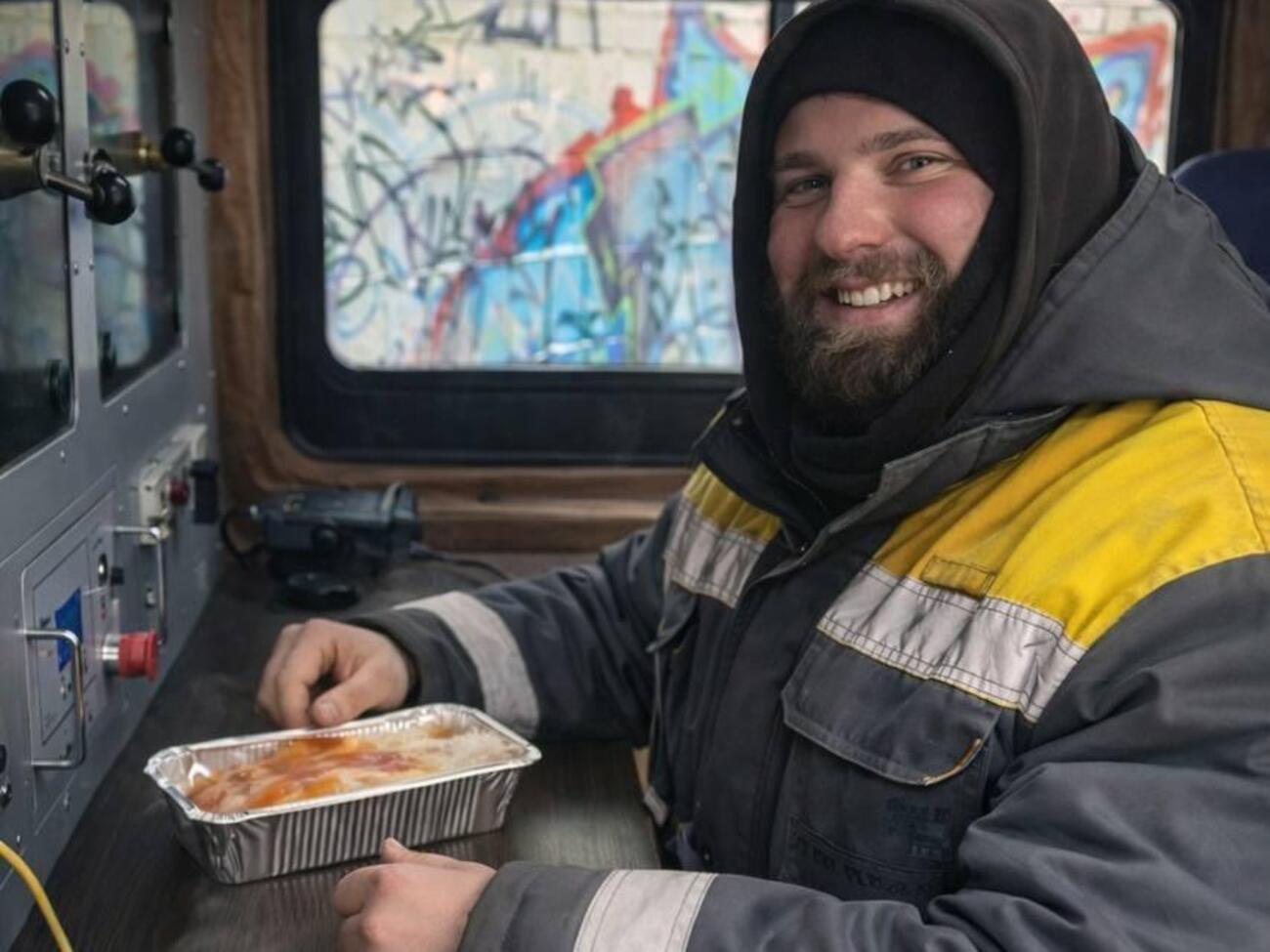 Фахівці ДТЕК обігріваються в автівках біля місць ремонтних робіт