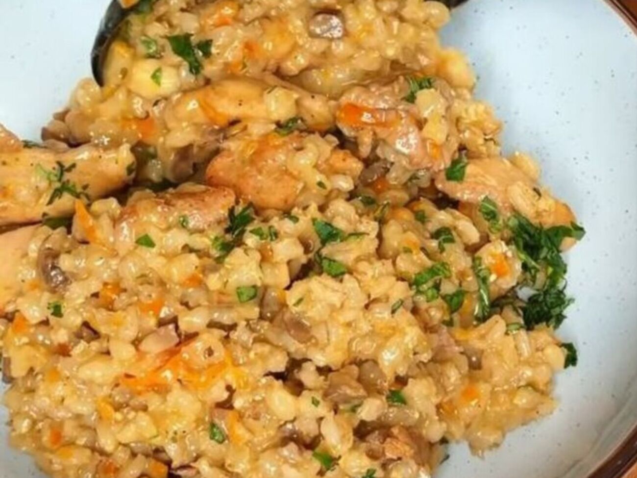 Для блюда понадобится 500 г куриных бедер