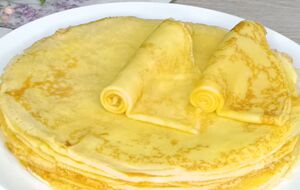 Обсмажте млинці на розігрітій сковороді, змащеній жиром