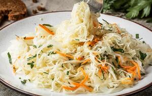 Такий салат стане доповненням до багатьох страв