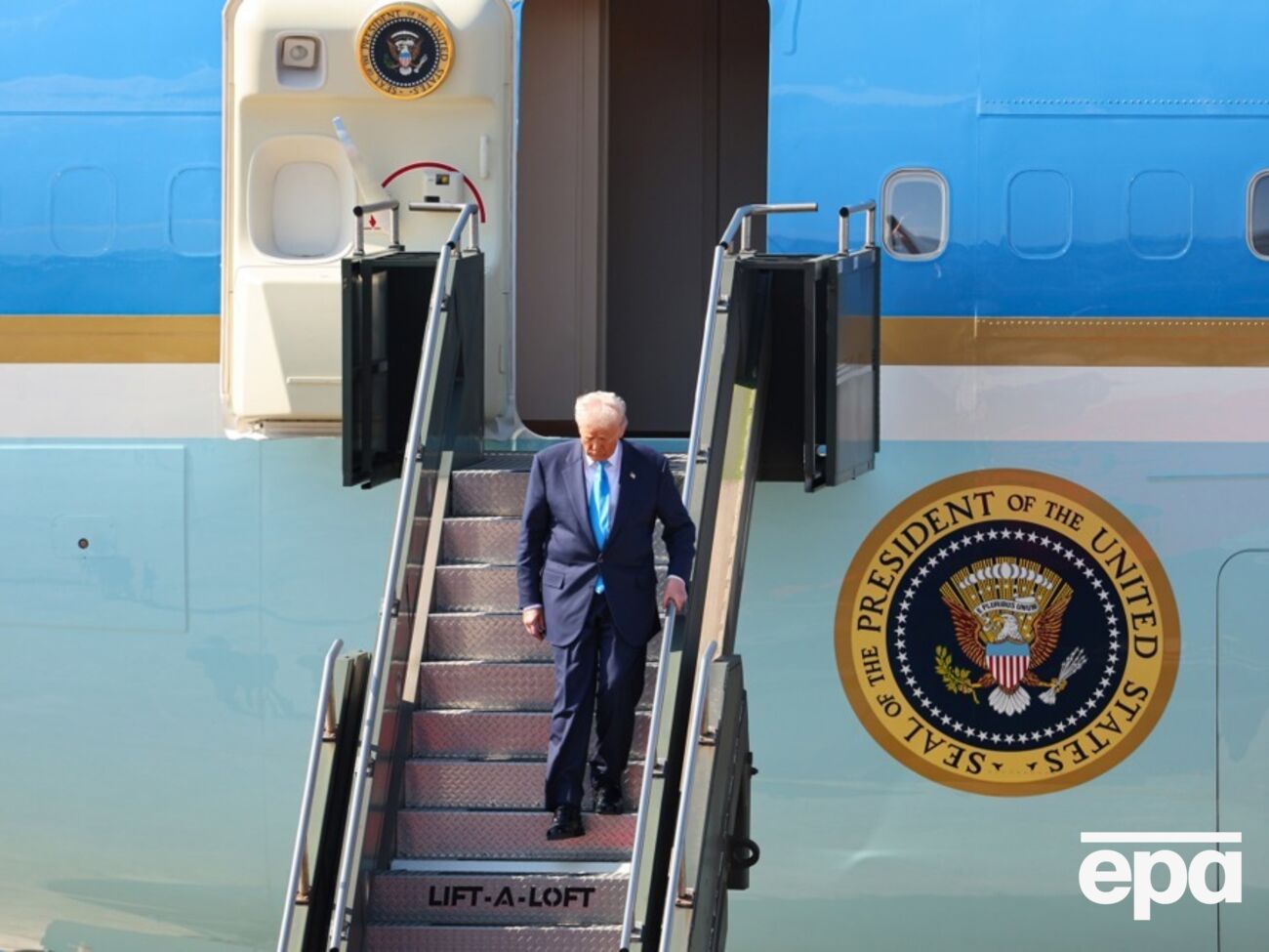 Трамп пересяде на інший борт, пише CNN