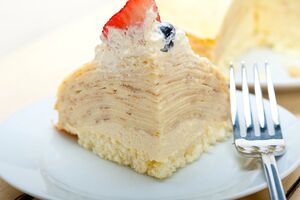 Блинчики перемазывают кремом