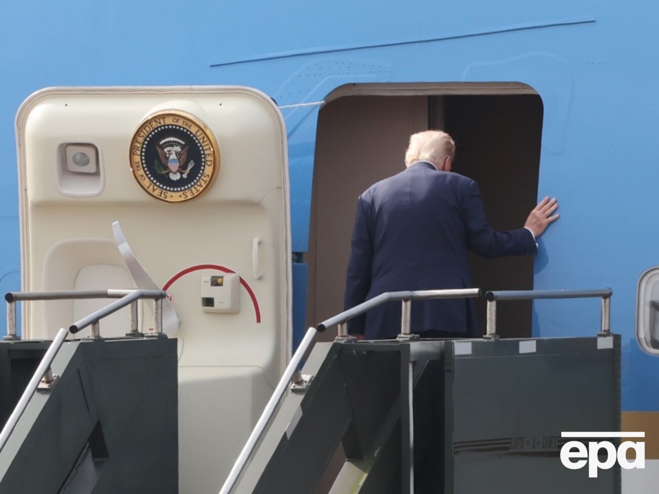 Президент США пересів на резервний борт