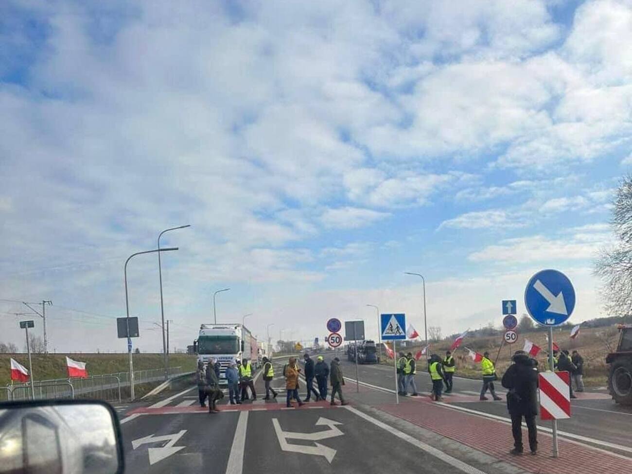 Блокировка автодороги, ведущей к ПП "Долгобычув – Угринов", ожидается с 12.00 до 16.30