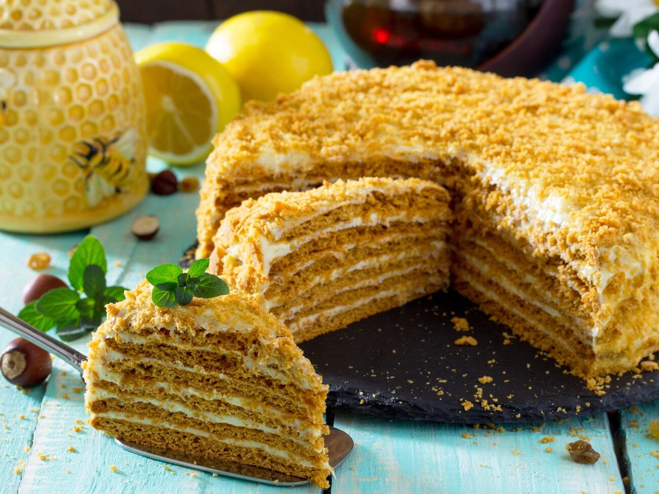 Для торта понадобится 280 г муки