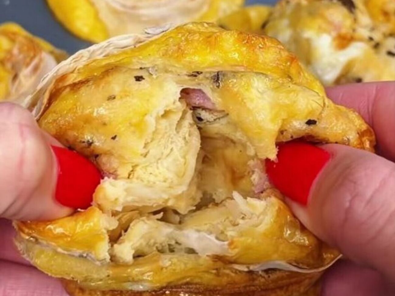 Для начинки возьмите 120 г бекона или ветчины