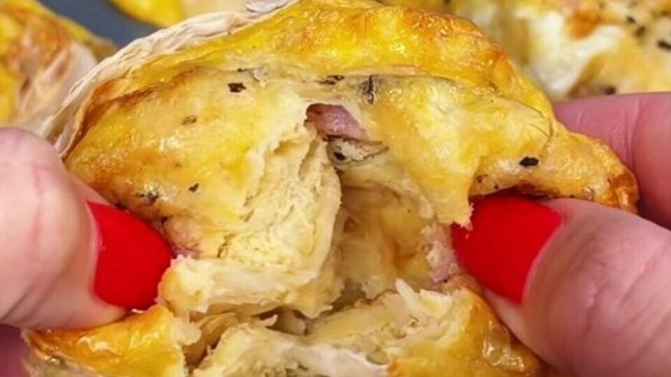 Для начинки возьмите 120 г бекона или ветчины