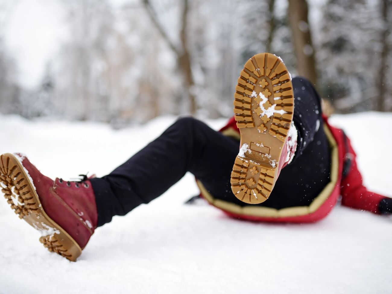 На льоду небезпечно ходити і тримати руки в кишенях – це позбавляє балансу