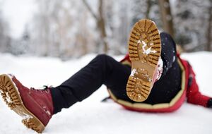 На льду опасно ходить и держать руки в карманах – это лишает баланса