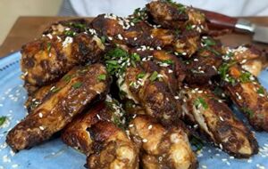 По желанию готовые крылышки посыпьте зеленью и кунжутом