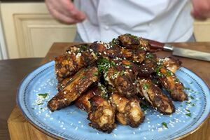 По желанию готовые крылышки посыпьте зеленью и кунжутом