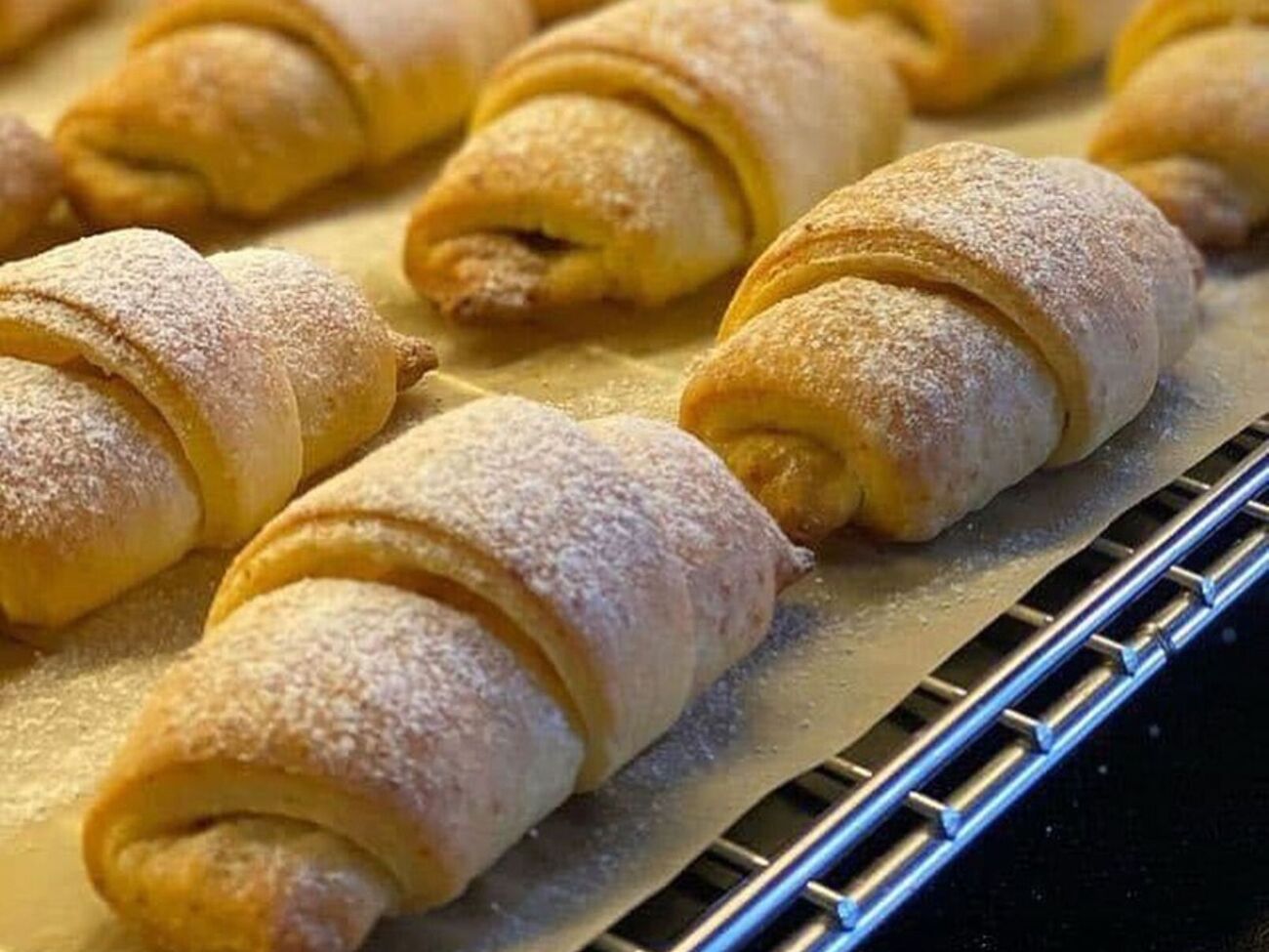 Выпекайте рогалики в разогретой до 180 °C духовке 20 минут до золотистого цвета