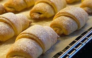 Выпекайте рогалики в разогретой до 180 °C духовке 20 минут до золотистого цвета