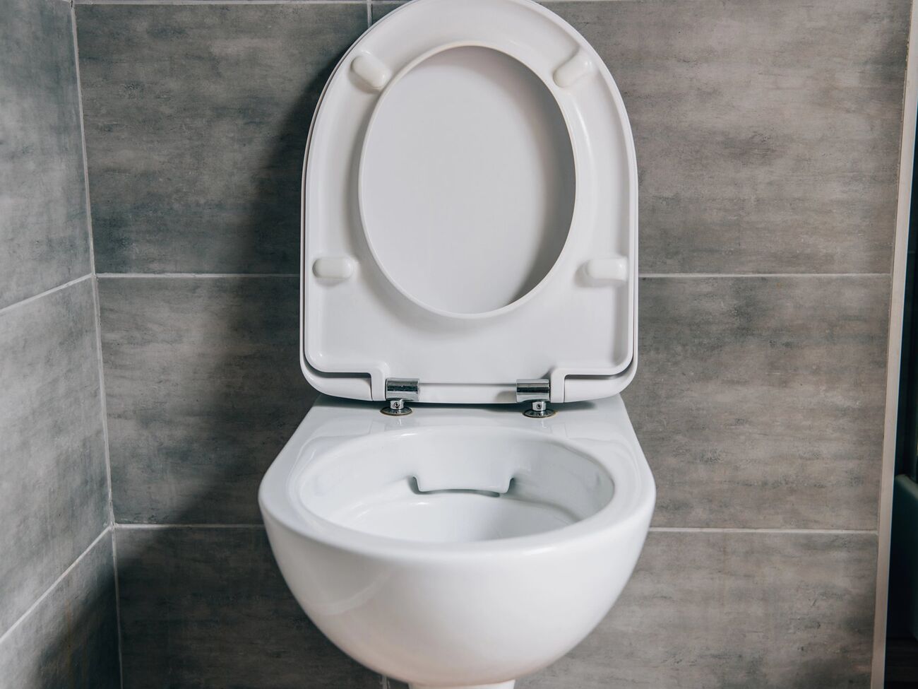 Увечері вилийте 250 мл оцту в унітаз і залиште на ніч. Уранці енергійно потріть стінки унітаза йоржиком і змийте водою