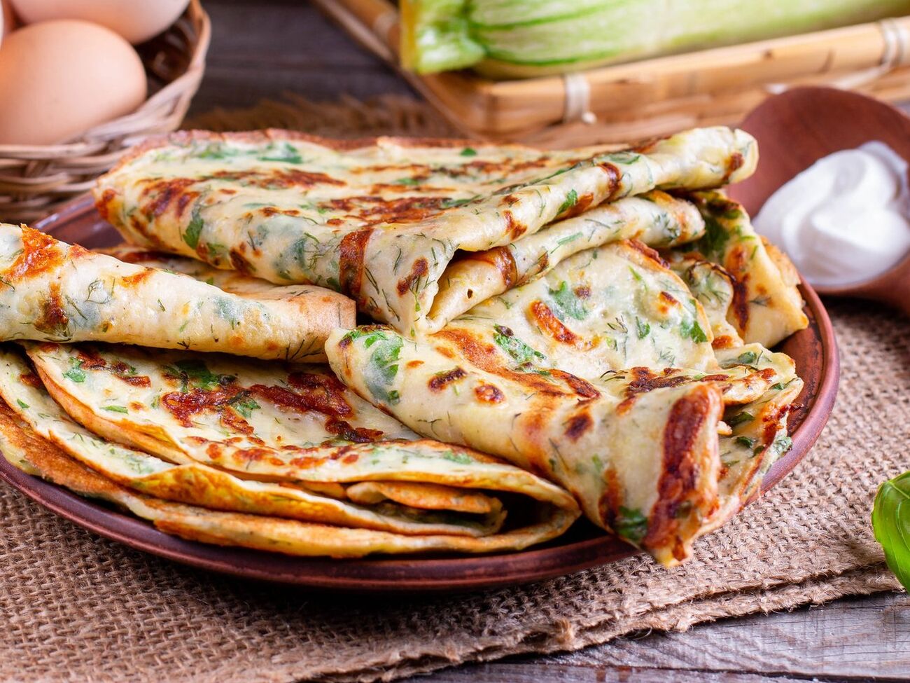 Млинці можна подавати зі сметаною