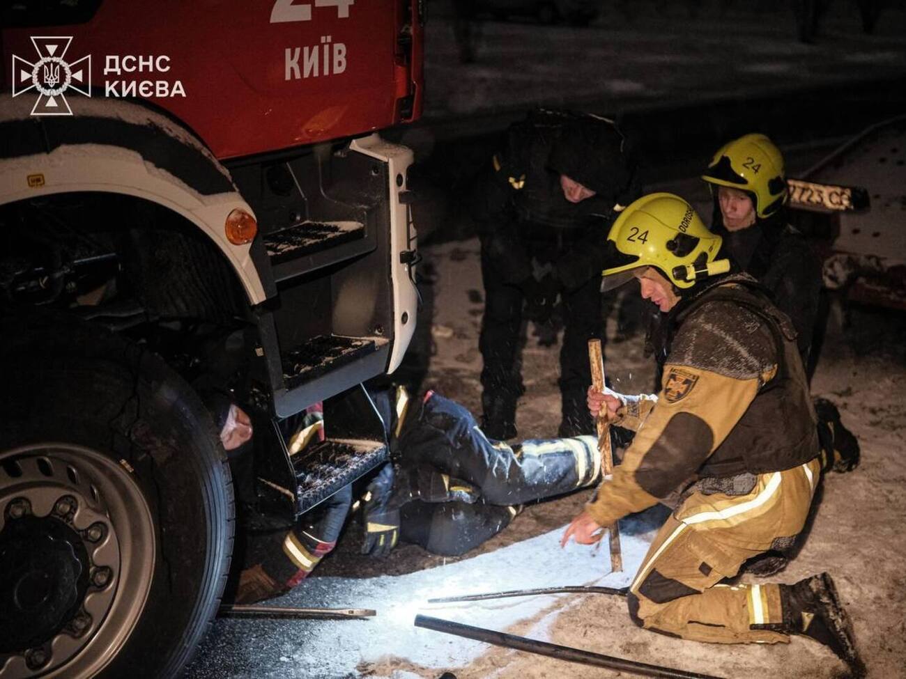 Четверых работников ГСЧС президент Украины наградил орденами "За мужество" ІІІ степени