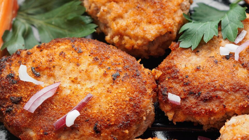 Обжарьте капустяники на разогретой сковороде с двух сторон до румяной корочки