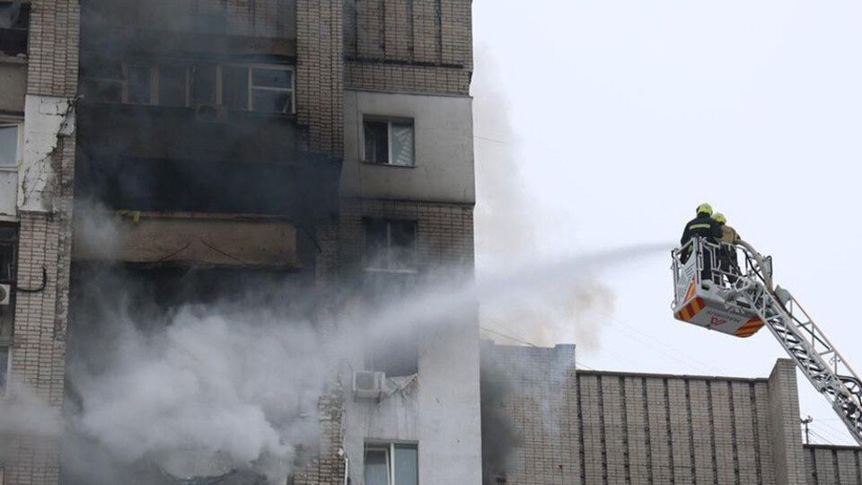 Російський удар частково зруйнував 16-поверхівку