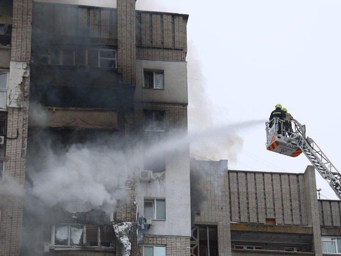 Российский удар частично разрушил 16-этажку