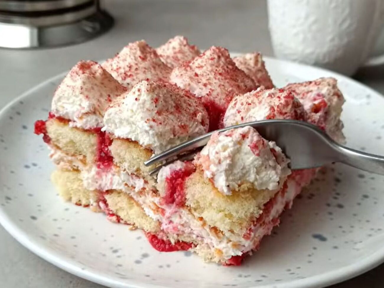 Десерт после сборки должен настояться в холодном месте около четырех часов