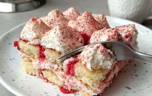 Десерт после сборки должен настояться в холодном месте около четырех часов