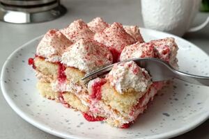 Десерт после сборки должен настояться в холодном месте около четырех часов