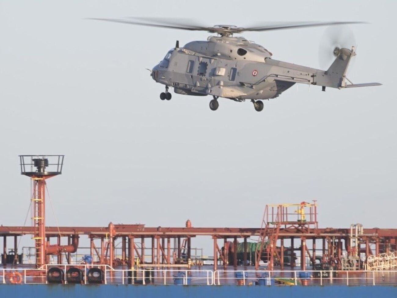 Французские военные захватили танкер