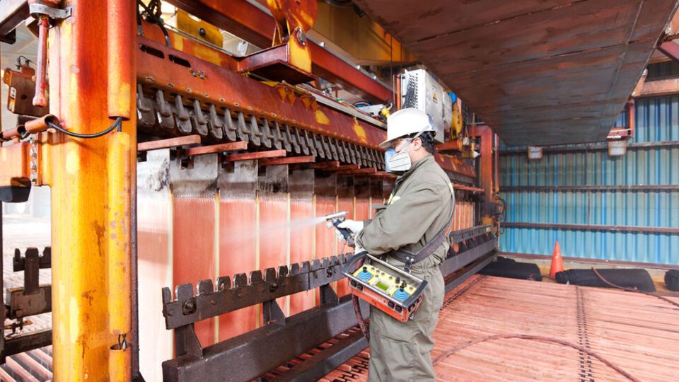 Першим кроком стане припинення подальшого зростання боргів, вказано у статті