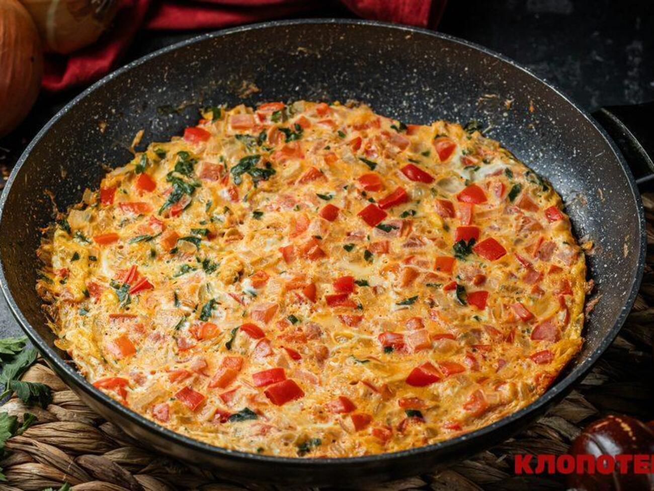 По рецепту к яйцам добавляются овощи