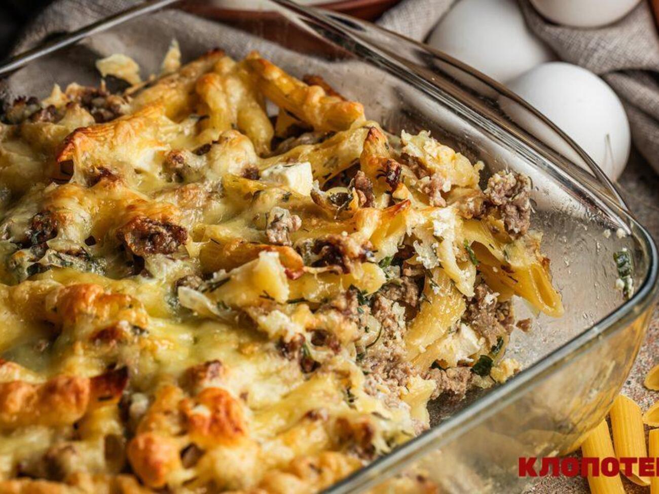 Запеканку присыпают тертым сыром перед приготовлением
