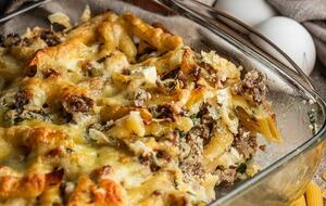 Запеканку присыпают тертым сыром перед приготовлением