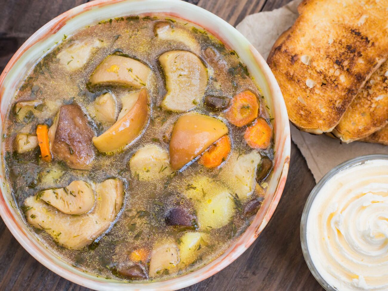 Юшку подают горячей